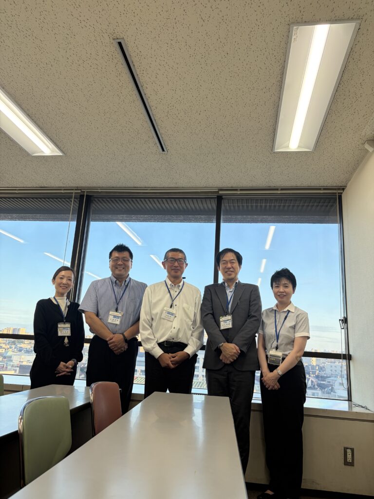 葛飾区役所の取材に参加した橋本絵美さん、今関政治さん、土屋文彦さん、吉永郁哉さん、藤井明美さんの集合写真